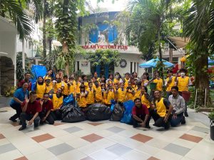 The participants of SVP clean up are posing in front of the camera