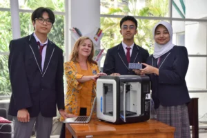 Siswa-siswa dari salah satu sekolah internasional di Bekasi, Sekolah Victory Plus Bekasi, bersama tenaga pengajar asing.