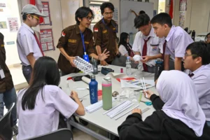 Students at Sekolah Victory Plus, an IB school in Bekasi, learn about paper bridges at the STEM Fair.