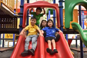 Siswa-siswi Sekolah Victory Plus, sekolah IB di Indonesia, bermain di area playground sekolah.
