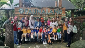 Toddler students of Sekolah Victory Plus, an International Baccalaureate school in Bekasi, took a photo together during the excursion to Faunaland.