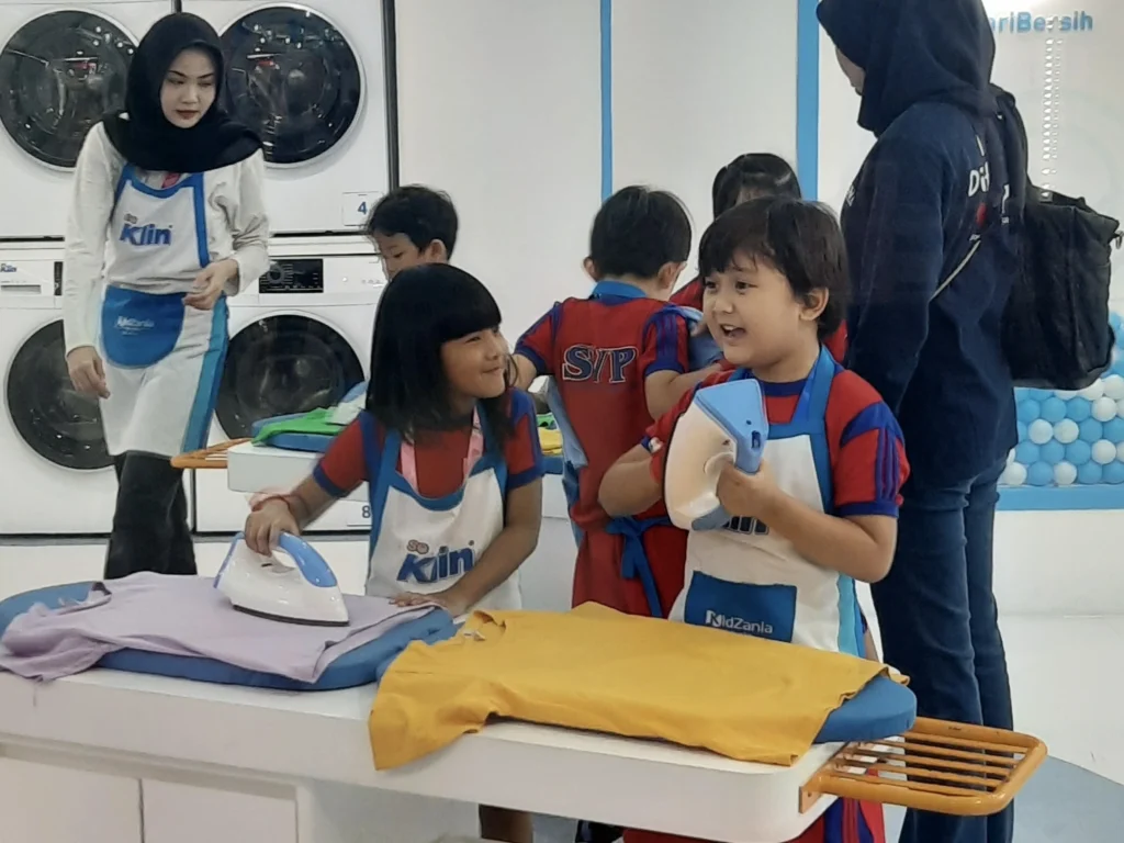 EY2 students of Sekolah Victory Plus, an international school in Bekasi, visited a laundry booth at the Kidzania Jakarta.