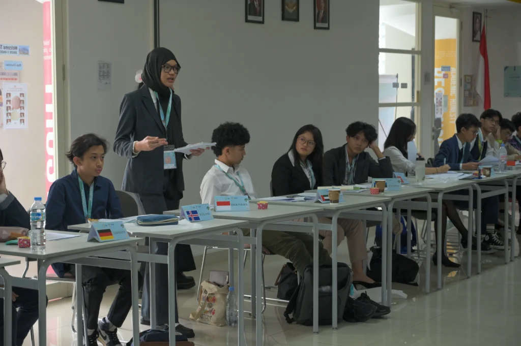 One of Model United Nations (MUN) participants at Sekolah Victory Plus, an IB school in Bekasi, shared her ideas during the SVP MUN.