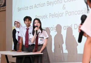 Siswa-siswi Sekolah Victory Plus, sekolah terbaik di Indonesia, mempresentasikan rencana Projek Pancasila.
