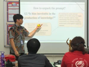 A Grade 11 student of Sekolah Victory Plus, an International Baccalaureate School in Indonesia, presented his prompt for the TOK Presentation.