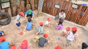 Anak-anak bermain pasir saat mengikuti program liburan SVP.