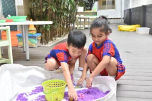 Siswa-siswi Sekolah Victory Plus, sekolah IB di Indonesia, belajar dengan metode inkuiri.