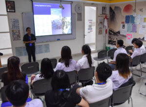 Students of Sekolah Victory Plus, an international school in Bekasi, join a university admissions presentation for early university preparation.