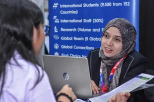 Siswa Sekolah Victory Plus, sekolah IB di Indonesia, sedang berkonsultasi untuk pendaftaran universitas.