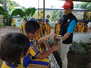Students of Sekolah Victory Plus, an International Baccalaureate school in Bekasi, had an experiential learning during their excursion to a zoo.