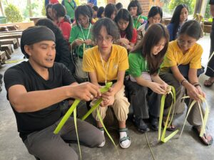Students learned Sundanese culture by creating woven crafts with the locals.