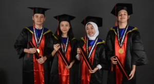 Lulusan Sekolah Victory Plus, sekolah internasional di Bekasi, mengenakan toga.