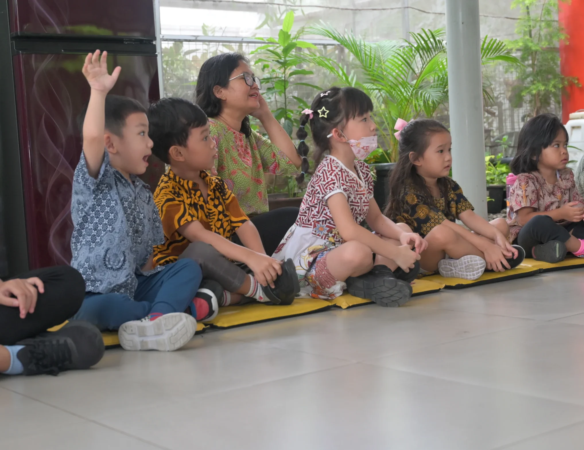 Siswa-siswi Sekolah Victory Plus, sekolah internasional di Bekasi, mengajukan pertanyaan.