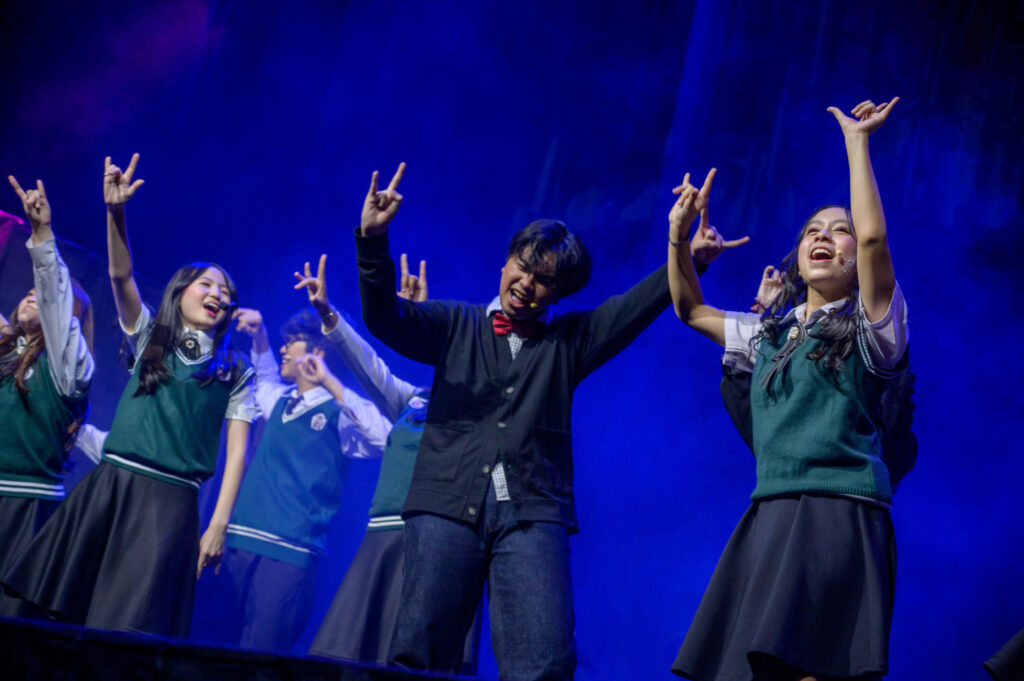 Penampilan para siswa SMP & SMA Sekolah Victory Plus di atas panggung drama musikal School of Rock