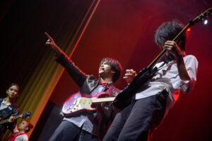 Penampilan para siswa SMP & SMA Sekolah Victory Plus di atas panggung drama musikal School of Rock.