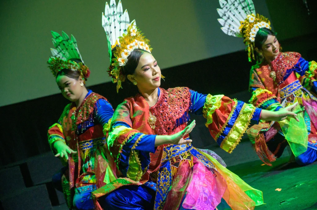 Sekolah Victory Plus students performing traditional dance during the Harvard Din & Tonics visit.