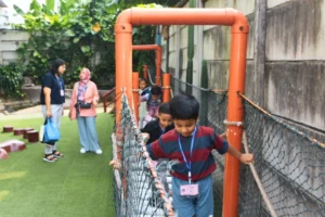Anak-anak bermain di playground Sekolah Victory Plus saat menghadiri kegiatan Open House.
